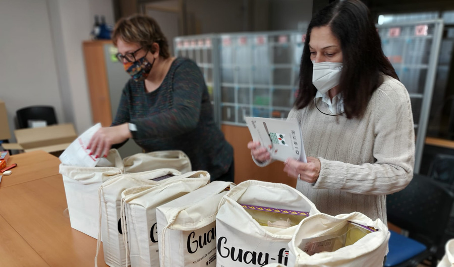 Dues persones voluntàries del projecte Guay-fi.