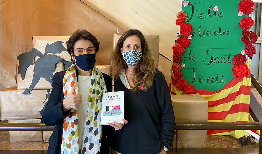 Els col·legis reben el llibre per l'aniversari de l'Associació