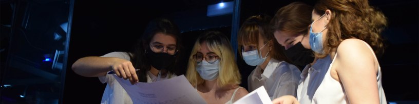 Estudiants en pràctiques reben indicacions Premis Zapping